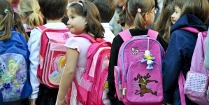 Start de an școlar: În județul Maramureș a început livrarea ghiozdanelor pentru elevii claselor pregătitoare, cu toate rechizitele necesare
