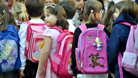 Start de an școlar: În județul Maramureș a început livrarea ghiozdanelor pentru elevii claselor pregătitoare, cu toate rechizitele necesare