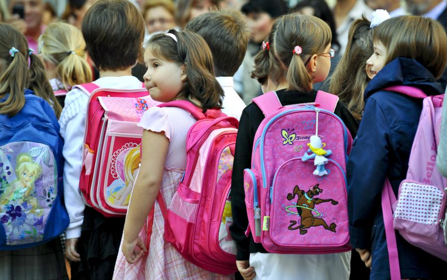 Start de an școlar: În județul Maramureș a început livrarea ghiozdanelor pentru elevii claselor pregătitoare, cu toate rechizitele necesare