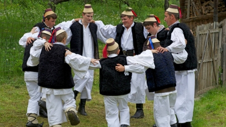 Bucurie și tradiție: Despre Bărbătescu’, Feciorescu’ sau Bătrânescu’ din Maramureșul istoric