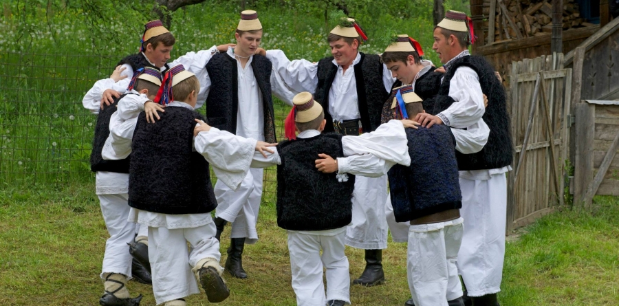 Bucurie și tradiție: Despre Bărbătescu’, Feciorescu’ sau Bătrânescu’ din Maramureșul istoric