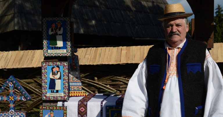 Meșterul popular Dumitru Pop Tincu, continuatorul Cimitirului Vesel de la Săpânța, a primit titlul de „Tezaur uman viu”