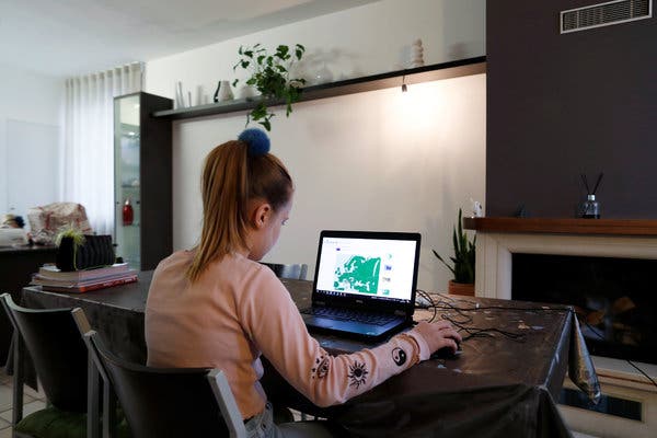 Situația în școli acum!: În Baia Mare, 15 clase derulează cursurile strict online, întrucât 27 elevi au COVID-19. Iată aici lista acestora!