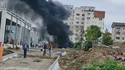 Alertă în Baia Mare: În cartierul Vasile Alecsandri, materiale de construcții sunt cuprinse de flăcări! Intervin pompierii băimăreni (FOTO)