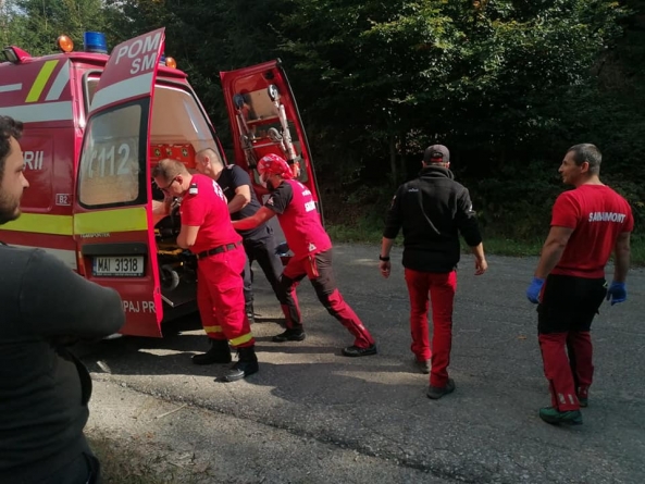 Alertă la mare înălțime: În județul Maramureș, un bărbat a primit astăzi sprijinul salvatorilor montani, după ce s-a rănit cu drujba (FOTO)