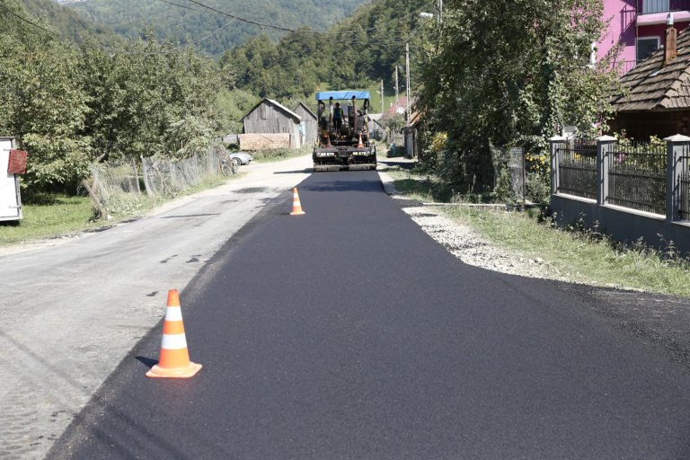 Veste bună în Maramureș: Locuitorii din cătunul Luhei, aparținând de cea mai mare comună, Poienile de sub Munte, vor vedea asfaltul! (FOTO)