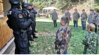 Întâlnire cu mascații: Mai mulți copii care au participat la o tabără în Ciolt au primit sfaturi și au aflat cum e să ai această meserie