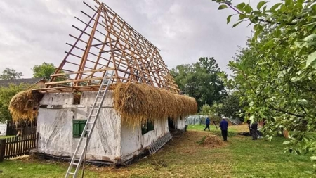 Printre picăturile de ploaie: Lucrări de reabilitare la Muzeul de Etnografie și Artă Populară Maramureș