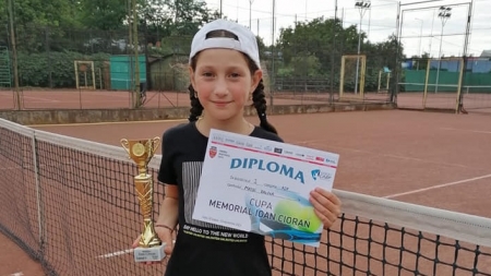 Reușită extraordinară: Tânăra maramureșeancă Raluka Matei, campioană pentru prima dată la doar 9 ani a unui turneu oficial al Federației Române de Tenis (FOTO)