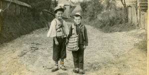 Mersul la școală în vremurile de altădată: „Ghiozdan n-am avut niciodată. Numa’ cu traistă mergeam”