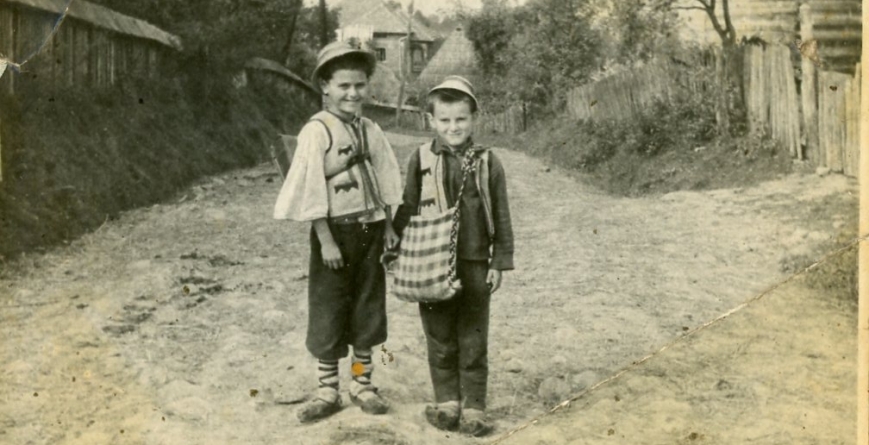 Mersul la școală în vremurile de altădată: „Ghiozdan n-am avut niciodată. Numa’ cu traistă mergeam”