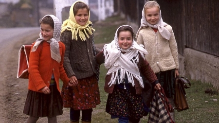 Școala acum mulți ani: „Purtam trăistuțe făcute din lână sau din cânepă. În alea puneam cărțile, pe care le cumpăram de la cooperativă: manuale, caiete, radiere și creioane”