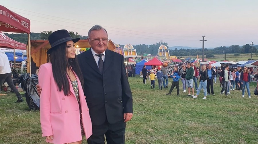 Și una pentru tineret: O tânără artistă din Ardeal a făcut un mare spectacol la Festivalul Cepelor de la Asuaju de Sus, pe seară! Cine-i Diana! (VIDEO ȘI FOTO)