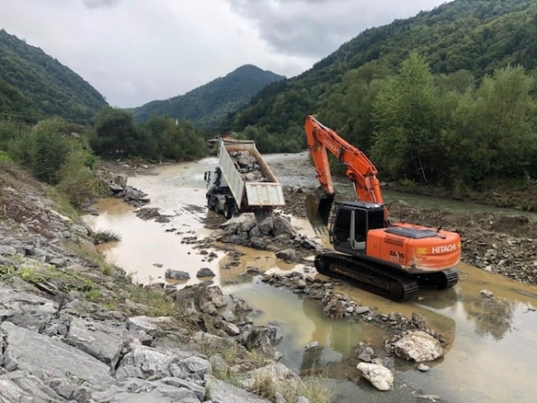 Lucrări de reparații importante: În județul Maramureș malul Vaserului a fost serios consolidat în Vișeu de Sus ca urmare a inundațiilor din vara aceasta (FOTO)