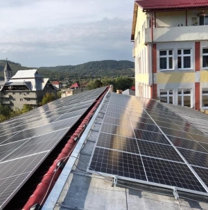 Beneficii ale energiei solare: În judeţul Maramureş, în oraşul Târgu Lăpuş, se lucrează pentru montarea de panouri fotovoltaice pe instituţiile publice! (FOTO)
