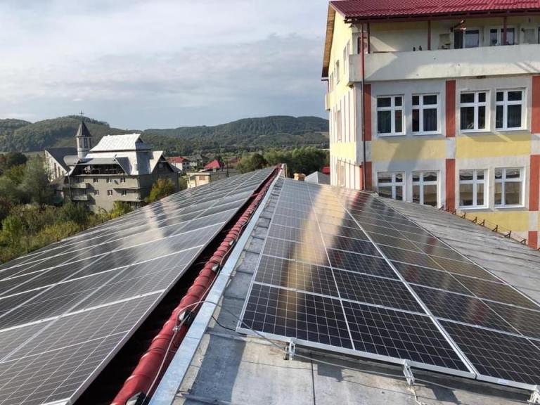 Beneficii ale energiei solare: În judeţul Maramureş, în oraşul Târgu Lăpuş, se lucrează pentru montarea de panouri fotovoltaice pe instituţiile publice! (FOTO)