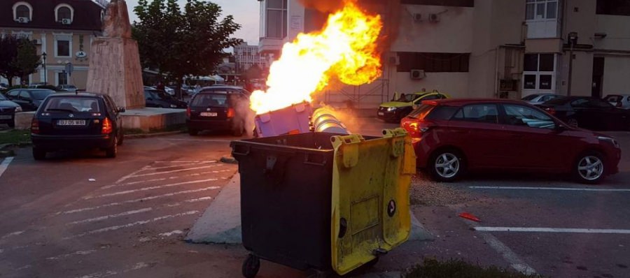 Baia Mare: Două autoturisme au fost avariate după ce persoane necunoscute au dat foc la mai multe containere din apropierea lor