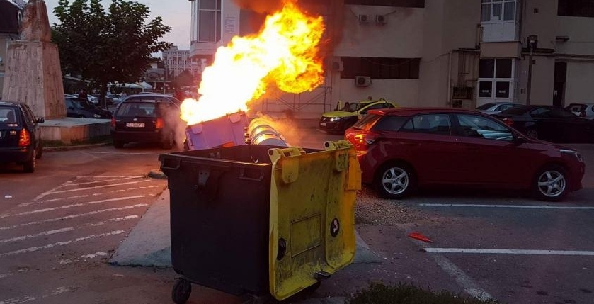 Baia Mare: Două autoturisme au fost avariate după ce persoane necunoscute au dat foc la mai multe containere din apropierea lor