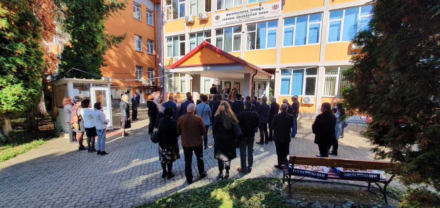 În curtea Facultății de Litere: Slujbă de pomenire pentru prof. univ. dr. George Achim (FOTO)