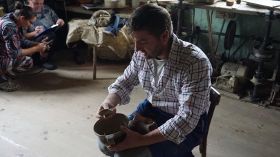 Olăritul merge mai departe în Săcel: Dumitru Tănase Burnar s-a reîntors în locul natal pentru a continuta tradiția familiei