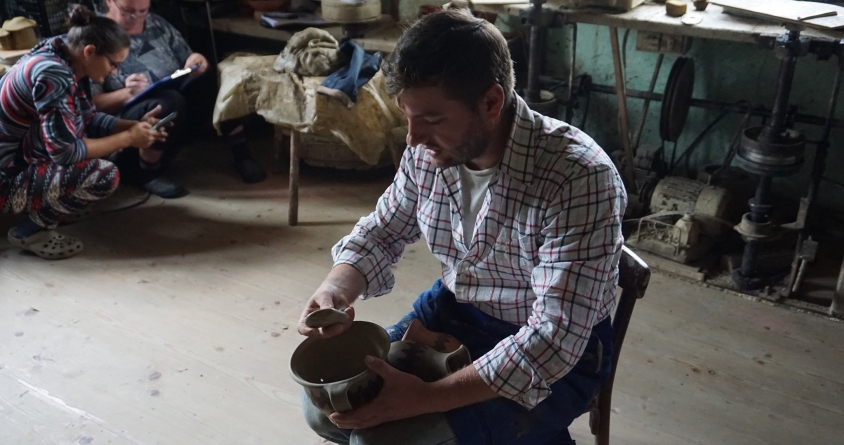 Olăritul merge mai departe în Săcel: Dumitru Tănase Burnar s-a reîntors în locul natal pentru a continuta tradiția familiei