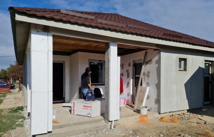 Până la iarnă: Episcopia își propune să finalizeze casele pentru persoanele afectate de inundațiile din luna mai, din localitatea Rătești (FOTO)