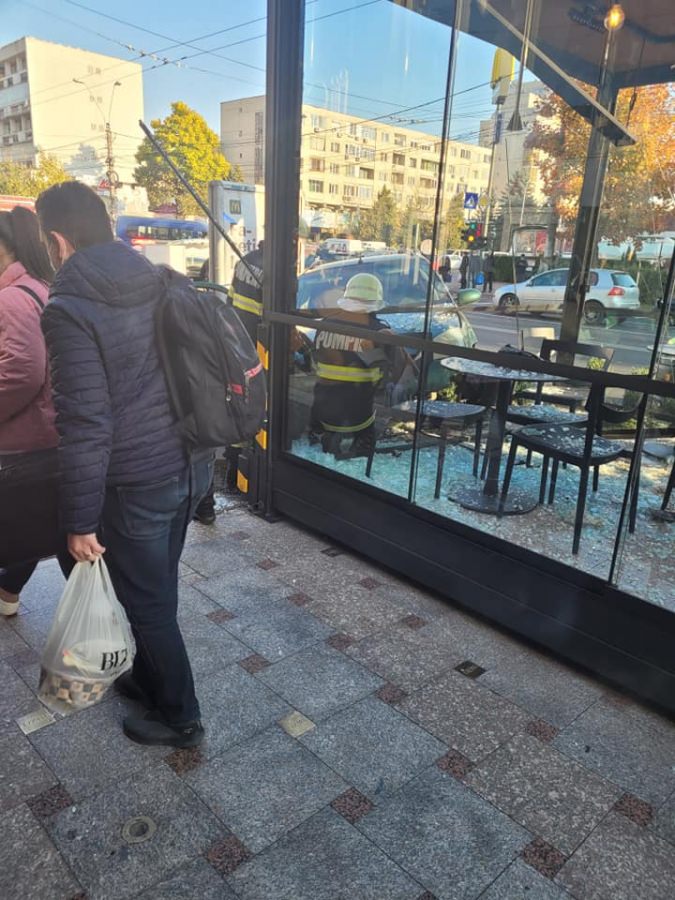 Accident în Baia Mare: O mașină a intrat în terasa unei braserii de pe bulevardul București