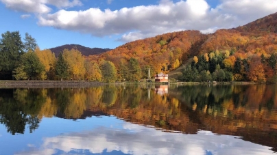 Pastel de toamnă: Lacul Bodi – Mogoșa, atracție pentru maramureșeni în orice anotimp (FOTO)