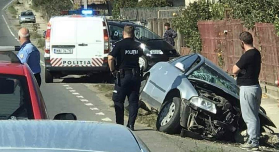 Anchetă accident de circulaţie: În judeţul Maramureş, un şofer dar şi o tânără pasageră, victimele unui eveniment rutier, produs azi pe DN1C, în Săbişa! (FOTO)