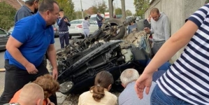 Accident teribil de circulație: În județul Maramureș, un autoturism s-a răsturnat la intrarea în Colțirea. Trei victime încarcerate! (FOTO)