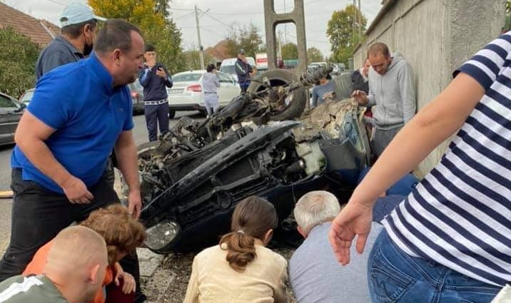 Accident teribil de circulație: În județul Maramureș, un autoturism s-a răsturnat la intrarea în Colțirea. Trei victime încarcerate! (FOTO)
