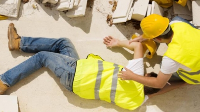 Accident de muncă: Trei bărbați au fost prinși sub un zid pe care l-au spart