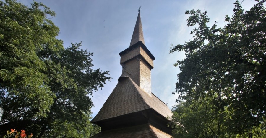 Frumusețile Maramureșului: În inima județului este Biserica din Lemn care poartă hramul Sfintei Parascheva. Totul despre lăcașul de cult al Deseștiului! (FOTO)