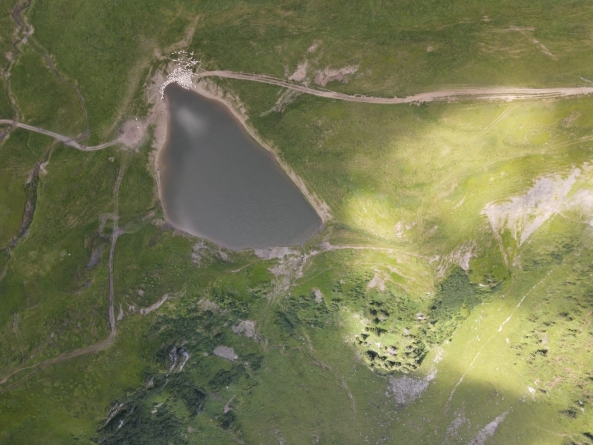 Frumusețile României!: Imagini fabuloase surprinse în aria naturală maramureșeană, cu drona! O minunăție care se află în nord: Arealul Lacului Vinderel! (FOTO)