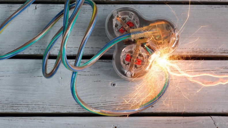 ISU Maramureș avertizează: „Atenție la instalațiile electrice!”