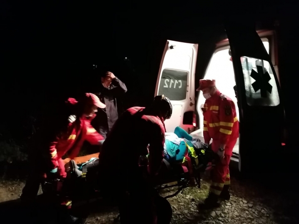 Alertă Salvamont de seară: În județul Maramureș, o femeie a primit urgent ajutorul salvatorilor montani, după ce și-a fracturat piciorul stâng! (VIDEO ȘI FOTO)
