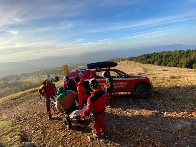 O nouă alertă Salvamont: În județul Maramureș un tânăr a primit urgent ajutorul salvatorilor montani după ce s-a accidentat la nivelul glenzei! (VIDEO ȘI FOTO)
