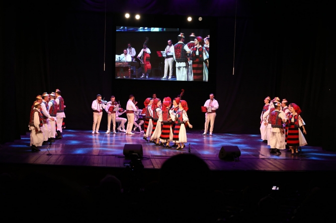 Să învățăm Jurelul, un dans de origine ucraineană, care se joacă în Maramureșul istoric