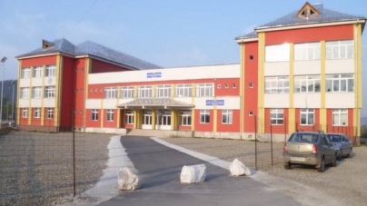 Incident în incinta liceului: În județul Maramureș un portar al unei unități școlare este anchetat, după ce a agresat un câine cu care se jucau elevii! (VIDEO)