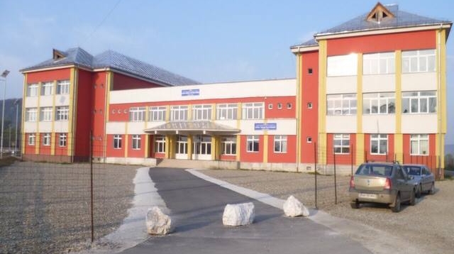 Incident în incinta liceului: În județul Maramureș un portar al unei unități școlare este anchetat, după ce a agresat un câine cu care se jucau elevii! (VIDEO)