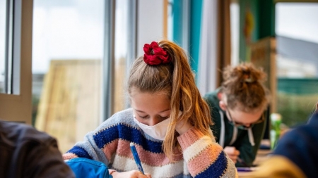 Actualizarea situației în educație: Prezență fizică la cursuri în toate unitățile de învăţământ. Vezi aici rata de vaccinare în fiecare școală!