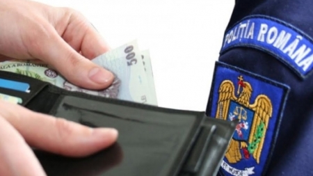 Anunț al ofițerilor anticorupție: În județul Maramureș un polițist rutier trimis în judecată, pentru luare de mită, în formă continuată! Vezi aici cum proceda!