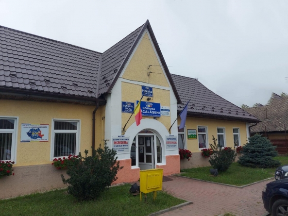 Povestea a două Românii: În comuna maramureșeană Săcălășeni locuitorii sunt învățați de autorități trucuri băbești în timp ce oamenii mor pe capete de COVID19!