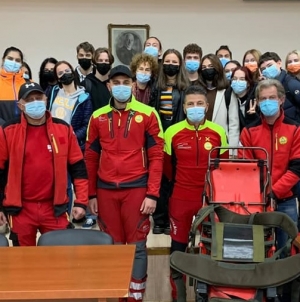 O lecție mai aparte: În Baia Mare, Colegiul Vasile Lucaciu, elevii unei clase a 11-a, i-au avut invitați pe salvatori, pentru o oră de educație montană! (FOTO)