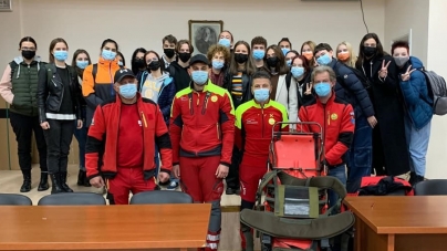 O lecție mai aparte: În Baia Mare, Colegiul Vasile Lucaciu, elevii unei clase a 11-a, i-au avut invitați pe salvatori, pentru o oră de educație montană! (FOTO)