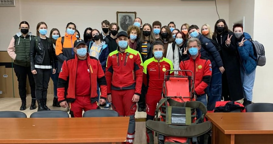 O lecție mai aparte: În Baia Mare, Colegiul Vasile Lucaciu, elevii unei clase a 11-a, i-au avut invitați pe salvatori, pentru o oră de educație montană! (FOTO)
