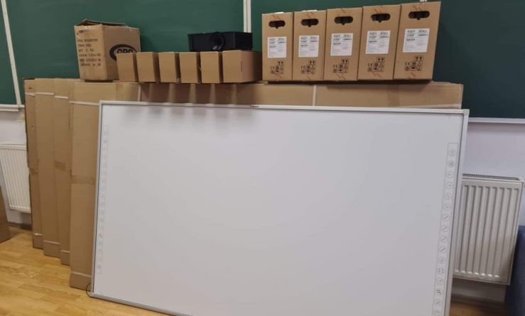 27 de unități de învățământ liceal din județ au primit table interactive