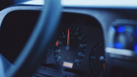 Reținut după ce a mers cu mașina prin Baia Mare cu 121 km/h și fără permis