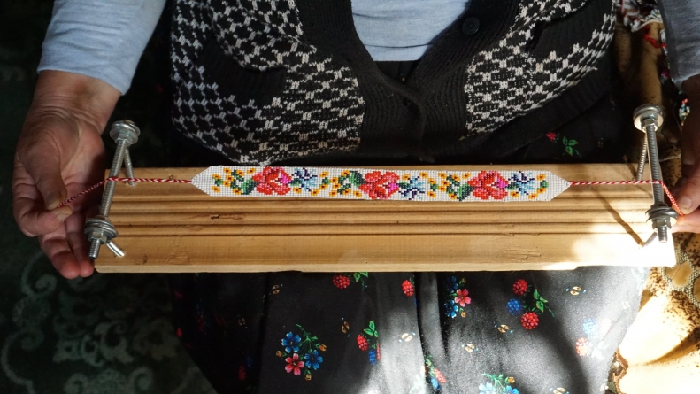 Despre zgărdan, accesoriul tradițional; Elena Ștefan din Lăpuș: „Demult tătă lumea știa face. Dar era greu să faci rost de mărjele”