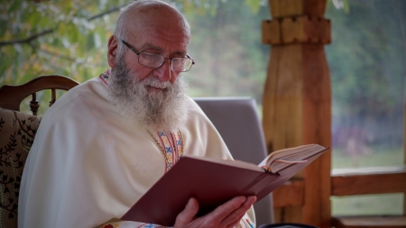 Părintele arhimandrit Gavriil Burzo de la Mănăstirea Breaza, fost deținut politic, împlinește 83 de ani